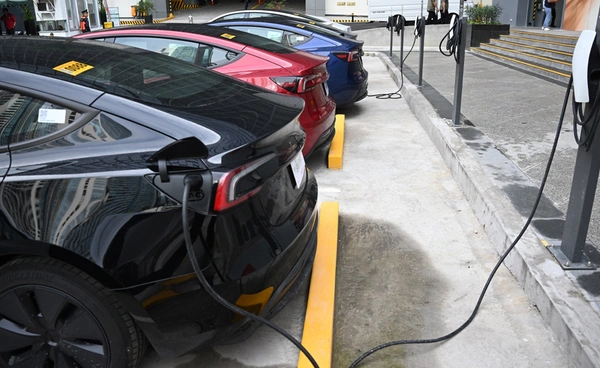 ทางเลือก หรือ ทางรอด? ยุคน้ำมันแพงกับการเปลี่ยนผ่านสู่รถ EV