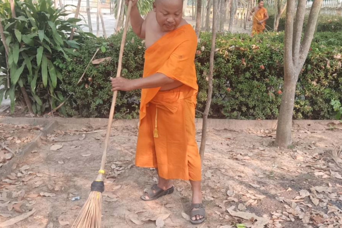 อย่างกับฉากในหนังไทย ตำรวจปลอมตัวสุดเนียนดักจับพ่อค้ายาบ้า 