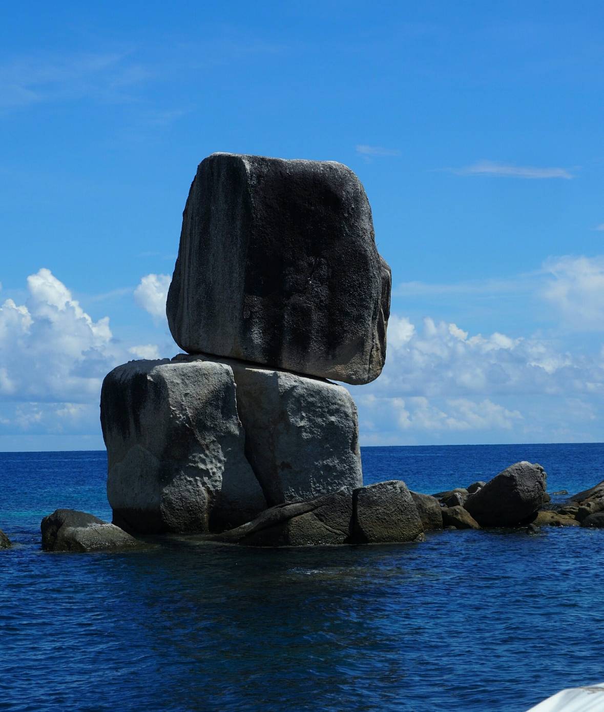 เกาะหินซ้อน น้ำทะเลใส รายล้อมเกาะ พร้อมรับนักท่องเที่ยว