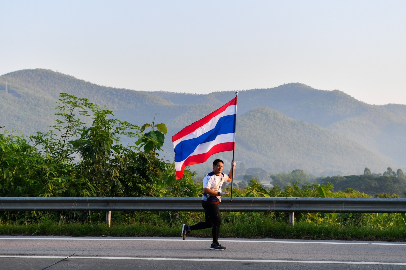 ปอป้อ สุดปลื้ม แรงเชียร์ล้นหลาม วิ่งส่งธงชาติไทย พลังบวกสู้ศึกโอลิมปิก 