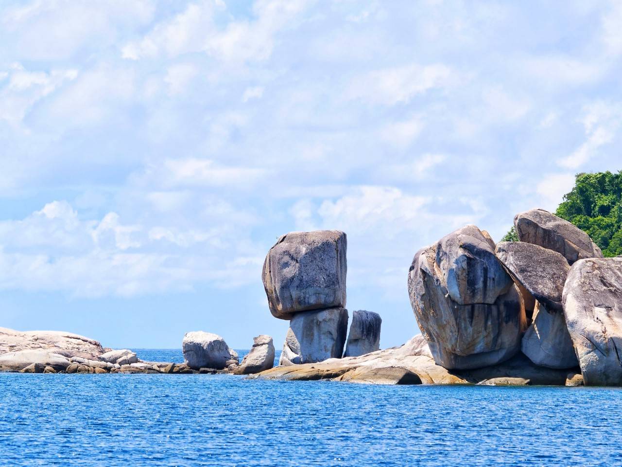 เกาะหินซ้อน น้ำทะเลใส รายล้อมเกาะ พร้อมรับนักท่องเที่ยว