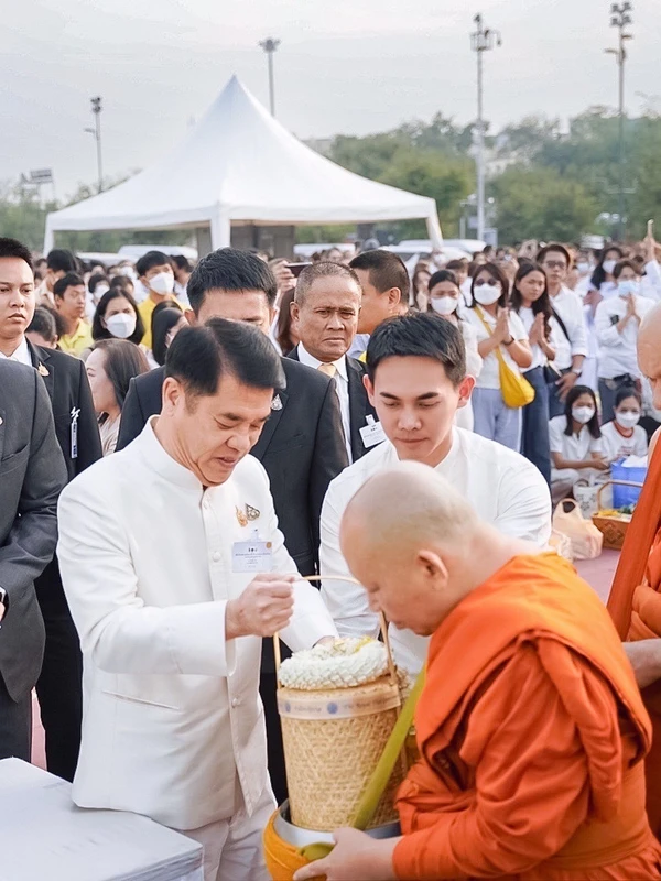 "สุริยะ"   นำครม. ร่วมตักบาตรพระสงฆ์ 73 รูปพร้อมเวียนเทียน เนื่องในวันมาฆบูชา