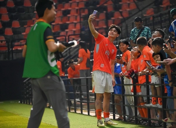 คว้า “โจนาธาร เข็มดี” กองหลังทีมชาติไทย  ร่วมแสดงซีรีส์สร้างแรงบันดาลใจ “คู่เตะแข้งบิน” 