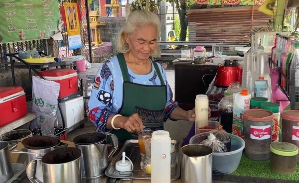 ผู้สูงอายุนำเงินหมื่นเพิ่มทุนขายกาแฟโบราณ