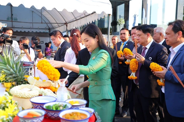 ถือฤกษ์ดีวันนี้ "ธรรมนัส-นฤมล"  ทำบุญเลี้ยงพระ ที่ทำการพรรคกล้าธรรม