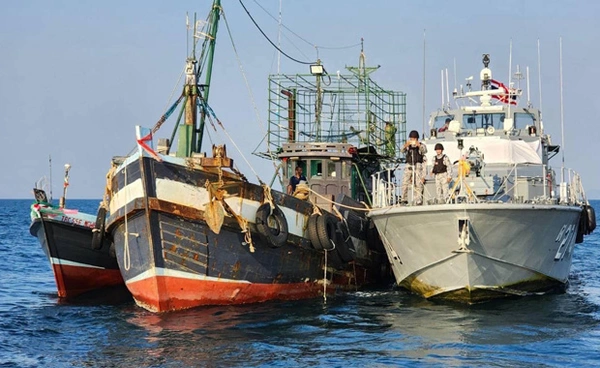 ทัพเรือภาคที่ 3 จับกุม "เรือประมงเมียนมา" รุกล้ำน่านน้ำไทย