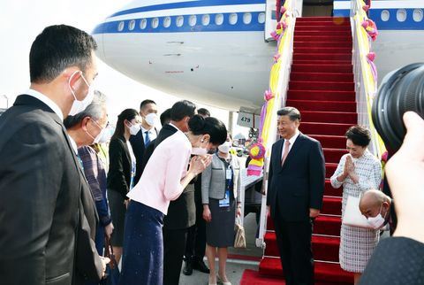 APEC 2022 ประมวลภาพ สี จิ้นผิง ประธานาธิบดีจีนและภริยา เดินทางถึงไทย