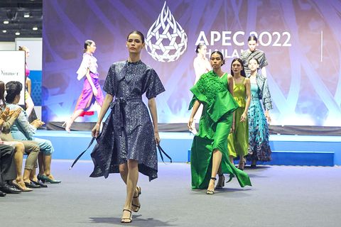 APEC 2022 สัญลักษณ์มิตรภาพ แฟชั่นโชว์ผ้าไหมไทยจากดีไซเนอร์ 21 เขตเศรษฐกิจเอเปค 