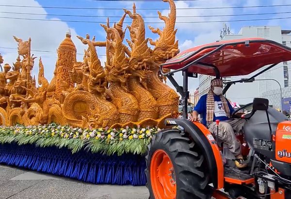 วันเข้าพรรษา 2565 เปิดภาพขบวนต้นเทียนพรรษาเมืองอุบลฯ สุดอลังการ 121 ปี 