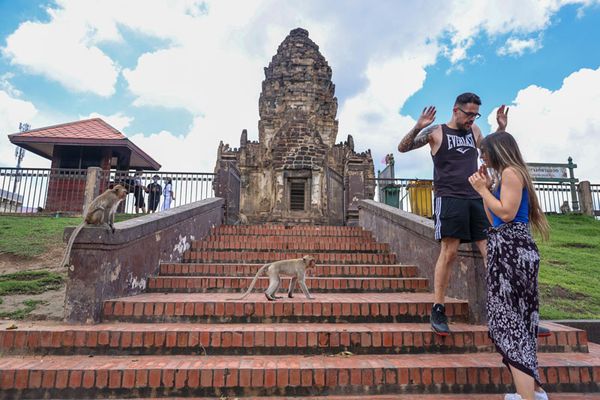 เปิดตำนานเมืองลิงลพบุรี สัมพันธ์คน-ลิง จากอดีตถึงปัจจุบัน สู่วิกฤตความขัดแย้ง