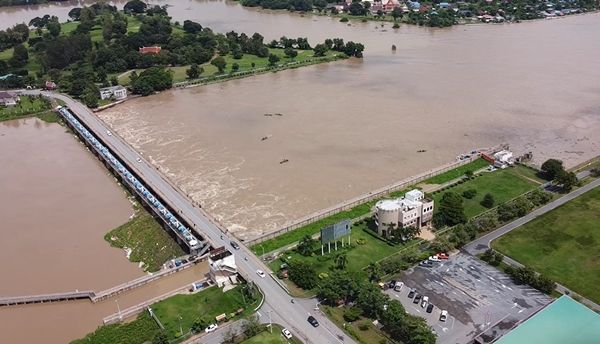 เปิดภาพน้ำท่วม ตลาดร้อยปีสรรพยา คาดเสียหายไม่ต่ำกว่า 100 ล้าน!