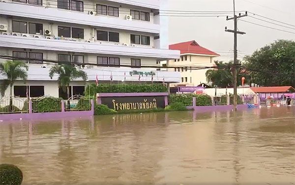 ชัยภูมิอ่วม!น้ำท่วมยังสูงรพ.ต้องใช้สะพานชั่วคราวขนย้ายผู้ป่วย