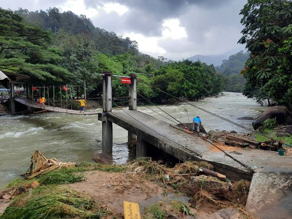 เปิดภาพ สะพานแขวนคีรีวง แข็งแรง ทนทาน ยืนหยัดสู้แรงน้ำ