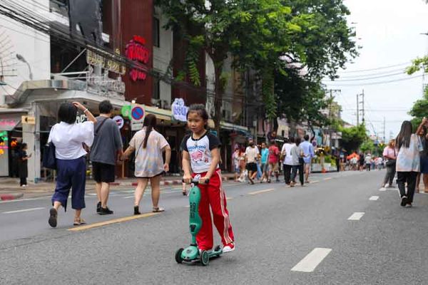 กทม. ชวนลดใช้รถ เพ้นท์สีถนนบรรทัดทองเพิ่มพื้นที่คนเดิน ในงาน Bangkok Car Free 2024