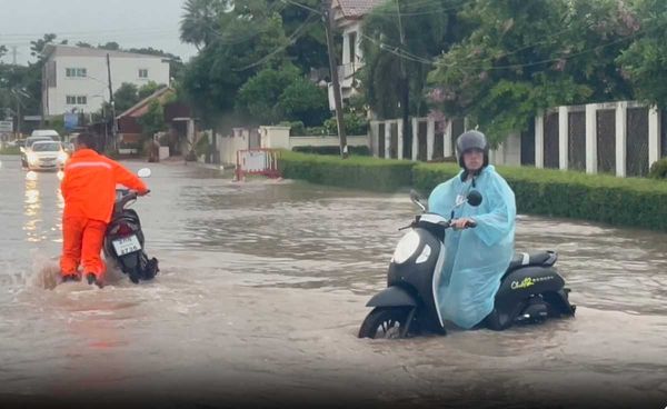 ฝนตกหนักทั้งคืน น้ำท่วมถนนในเมืองขอนแก่นชาวบ้านต้องเดินลุยน้ำ