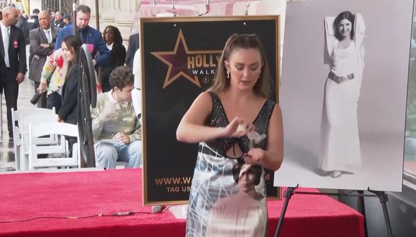 “Billie Lourd” รับดวงดาว Walk of Fame แทนคุณแม่ผู้ล่วงลับ “Carrie Fisher”  