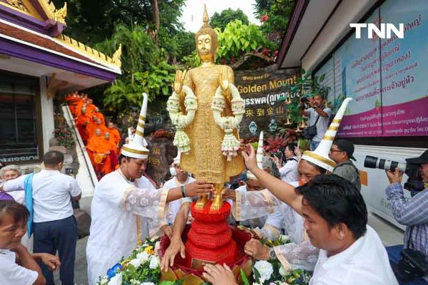 ชาวพุทธแน่นภูเขาทอง ร่วมตักบาตรเทโวเนื่องในวันออกพรรษา