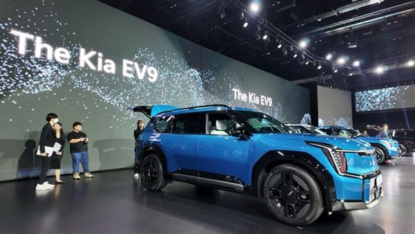 Kia EV9 มาไทยแล้ว ! รถยนต์ไฟฟ้า SUV 6 ที่นั่ง เข้าไทย 2 รุ่น ราคาเริ่ม 3.499 ล้านบาท