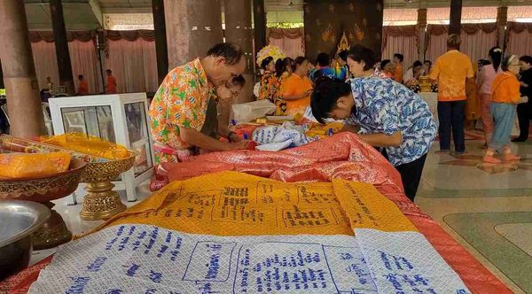 สงกรานต์พิษณุโลก! เปิดภาพสรงน้ำพระบรมสารีริกธาตุ ห่มผ้าเจดีย์หลวง 700 ปี 