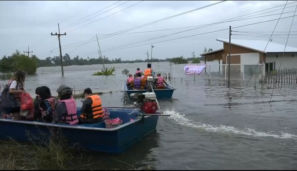 น้ำท่วมศรีสะเกษ ถนนตัดขาด 2 อำเภอ ปภ.นำเรือท้องแบนรับ-ส่งปชช.