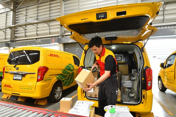 DHL ลุยใช้ EV ขนส่งพัสดุด้วยรถพลังงานไฟฟ้า เดินหน้าเพื่อความยั่งยืน !