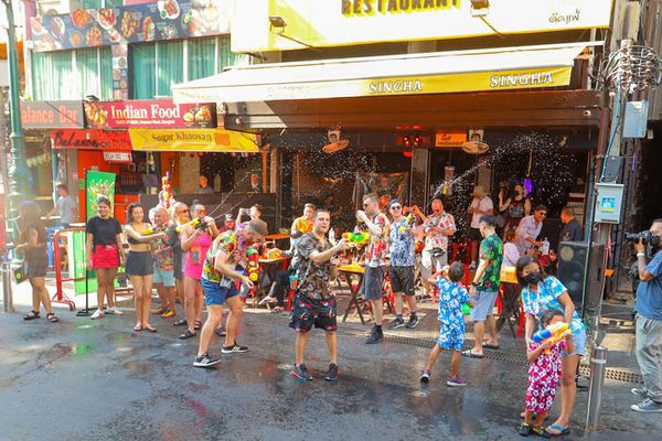 สืบสานตำนานความสดใส ย้อนรอย เสื้อลายดอก ไอเท็มคู่ใจวันสงกรานต์