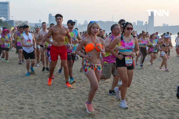 ทะเลลุกเป็นไฟ นักวิ่งกว่า 5,000 คน วิ่งบิกินี่ริมหาดพัทยา