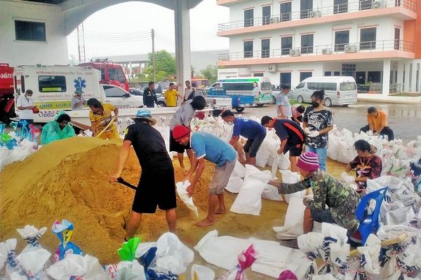 CPF ส่งอาหารจากใจ สู้ภัยน้ำท่วมต่อเนื่อง ให้แก่ชาวอุบลฯ-นครราชสีมา-สระบุรี 