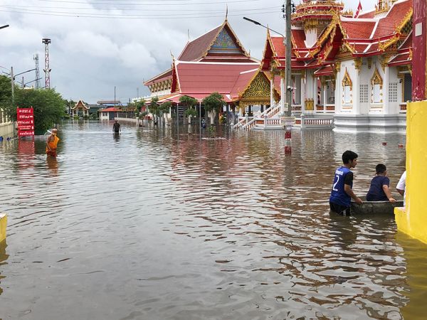 ฝนถล่มสมุทรปราการ วัดบางบ่อจมบาดาล