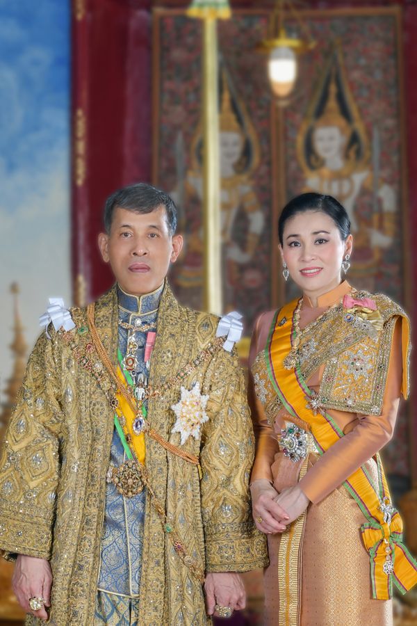 ‘ในหลวง ร. 10’ พระราชทานพระบรมฉายาลักษณ์คู่ ‘พระราชินี’ 8 พระรูป