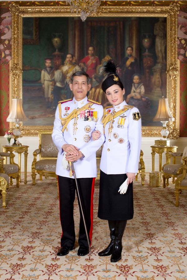 ‘ในหลวง ร. 10’ พระราชทานพระบรมฉายาลักษณ์คู่ ‘พระราชินี’ 8 พระรูป