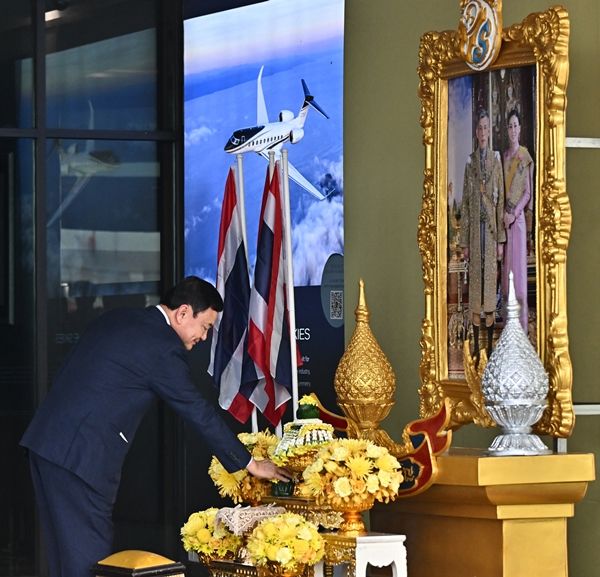 ประมวลภาพ ทักษิณ ชินวัตร ถึงเมืองไทย ยกมือไหว้-ทักทายประชาชน