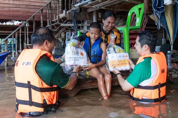 เครือซีพีลุยช่วยน้ำท่วมสุโขทัย แจกถุงยังชีพ-อาหารสด