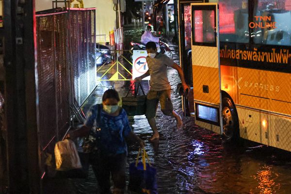 ฝนถล่มกรุง น้ำท่วมขัง บีทีเอส หมอชิต การสัญจรลำบาก