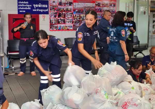 กบ ปภัสรา นำทีมดารานางงามสายบุญแพ็คถุงยังชีพ ที่ มูลนิธิป่อเต็กตึ๊ง