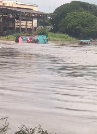 เปิดนาทีระทึก! เรือลากจูง อับปาง บริเวณหน้าวัดประสาท อยุธยา