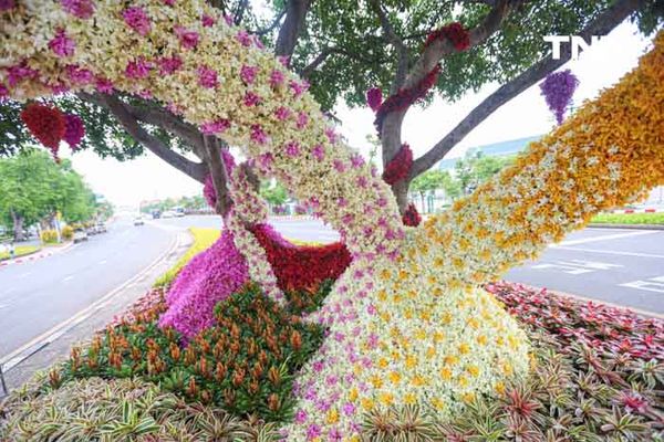 ประดับดอกไม้ เติมสีสันบนถนนประวัติศาสตร์ เฉลิมพระเกียรติในโอกาสพระราชพิธีมหามงคลวันเฉลิมพระชนมพรรษา 2567