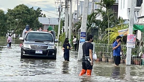 ฝนถล่มตากระลอก 2 สะพานไม้ไผ่แหล่งท่องเที่ยวดังน้ำซัดขาด