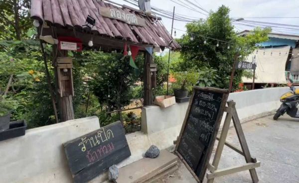 ร้านอาหารริมเจ้าพระยาเปลี่ยนขายข้าวแกงช่วงน้ำท่วม