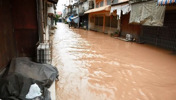 ชาวพิจิตรยังอ่วม! ถูกน้ำท่วมต่อเนื่องเป็นวันที่ 4