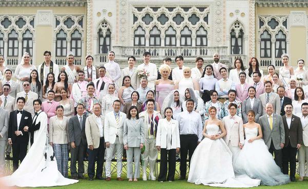 เปิดทำเนียบฯ ถ่ายภาพประวัติศาสตร์ “สมรสเท่าเทียม” ธงสีรุ้งปักลงบนประเทศไทย