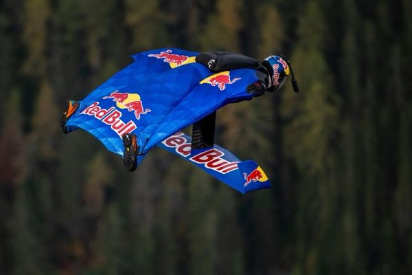 หนุ่มออสเตรียสวม Wingsuit ไฟฟ้า ถลาลมทุบ 3 สถิติโลก