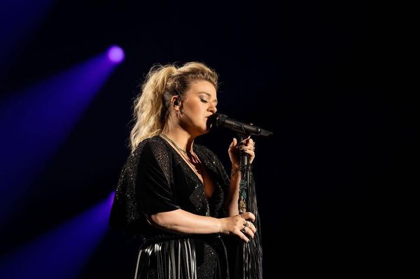 “Kelly Clarkson” ทำเซอร์ไพรส์ร่วมร้องเพลงกับนักดนตรีข้างถนน