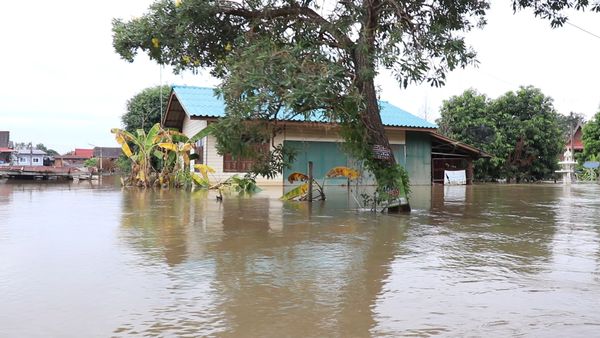 น้ำท่วมอยุธยา บ้านกุ่มบางบาล ยังจมบาดาล