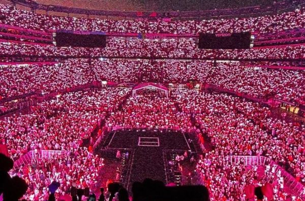 โชว์กลางสายฝน!! BLACKPINK ที่ MetLife Stadium 'เจนนี่' หวิดร่วงจากเวที