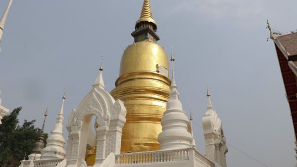 ลมแรงเกินต้าน! แผ่นทองจังโก หุ้มพระเจดีย์ วัดสวนดอก เชียงใหม่ พายุฝนพัดปลิว