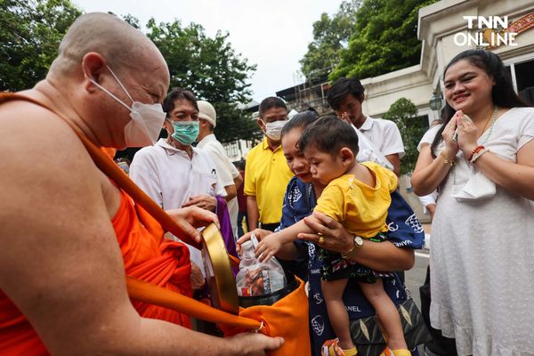 ชาวพุทธแน่นภูเขาทอง ร่วมตักบาตรเทโวเนื่องในวันออกพรรษา