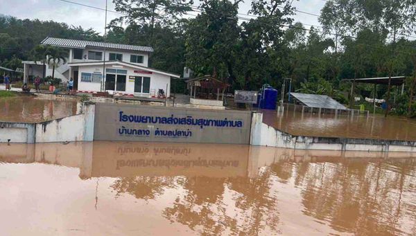 ฝนถล่มจังหวัดเลย! ทำน้ำป่าไหลหลากท่วมบ้าน - ดินสไลด์ปิดถนน