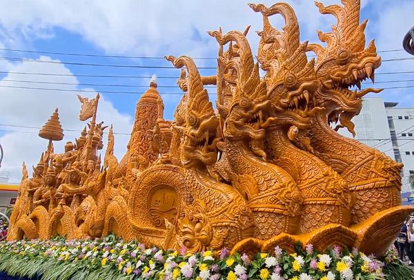 วันเข้าพรรษา 2565 เปิดภาพขบวนต้นเทียนพรรษาเมืองอุบลฯ สุดอลังการ 121 ปี 