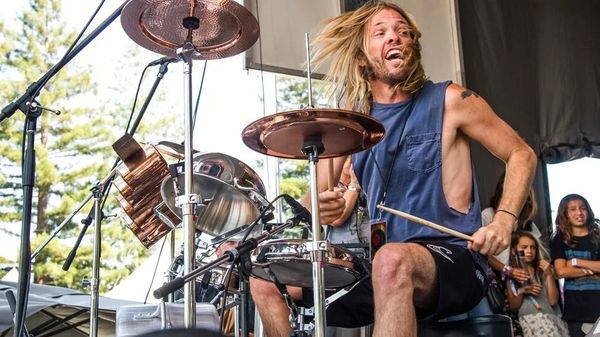 สุดซึ้ง  “Foo Fighters” แสดงเพลง Everlong อุทิศให้ “Taylor Hawkins” (มีคลิป)